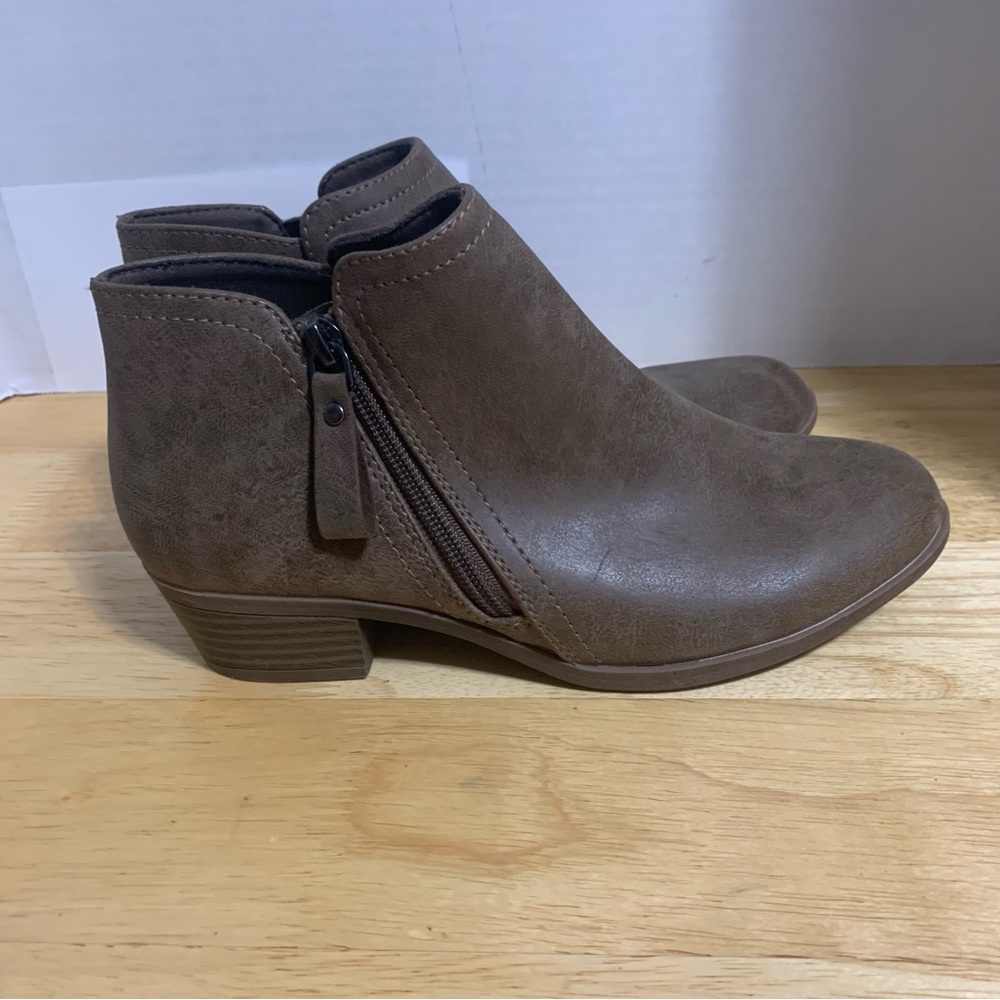 Arizona Ankle Bootie Sz 7 Faux Leather Side Zipper Memory Foam Comfort 1.5‎ Heel - Picture 2 of 6